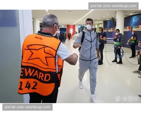 退役的莱万多夫斯基重返安联球场，接受南看台致敬